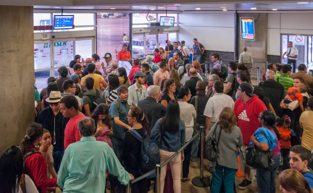 People_line_in_Maiquetía_Airport