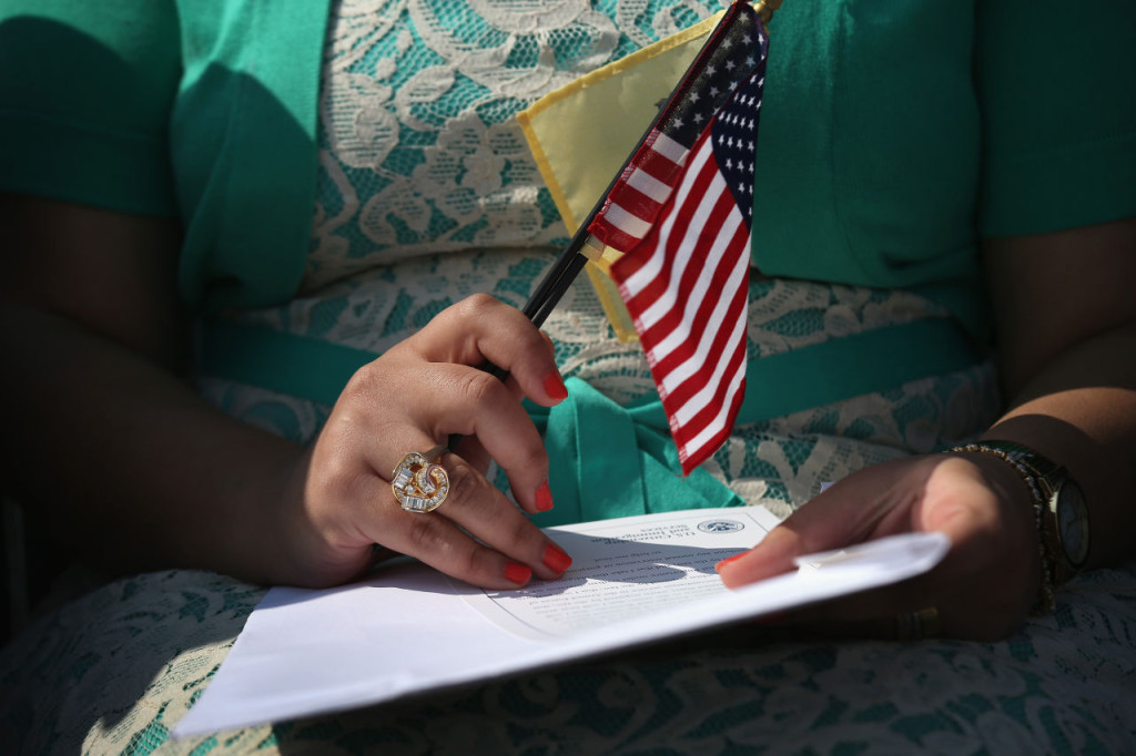 immigrants sworn in as citizens